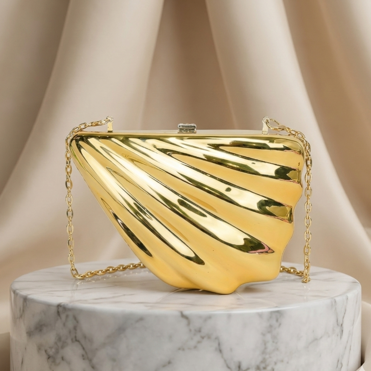 Shell Shaped Metal Hand Bag in Gold